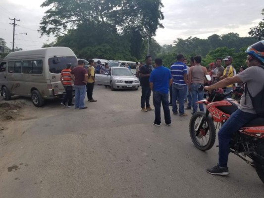 Conductores de buses y pobladores se toman carretera hacia Ticamaya