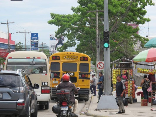 Motoristas de rapiditos y buses imponen el 'salvajismo vial”