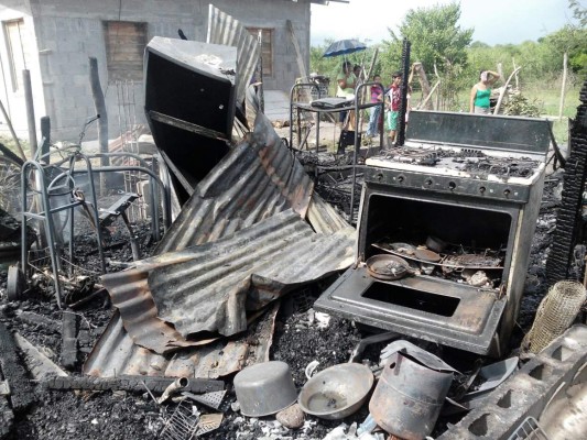 Incendio consume vivienda en San Manuel