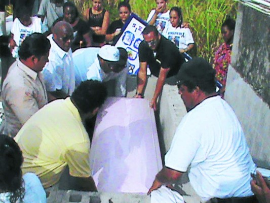 Sepultan a joven hondureña asesinada en Nueva Orleans