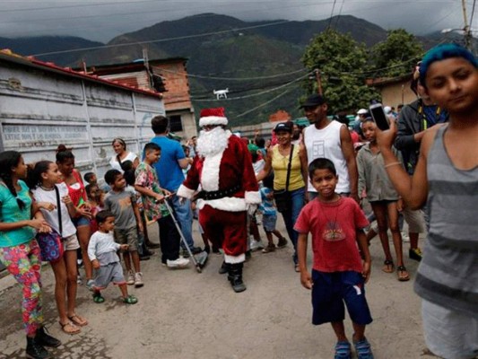 Niños le cayeron a pedradas a Papá Noel tras quedarse sin caramelos