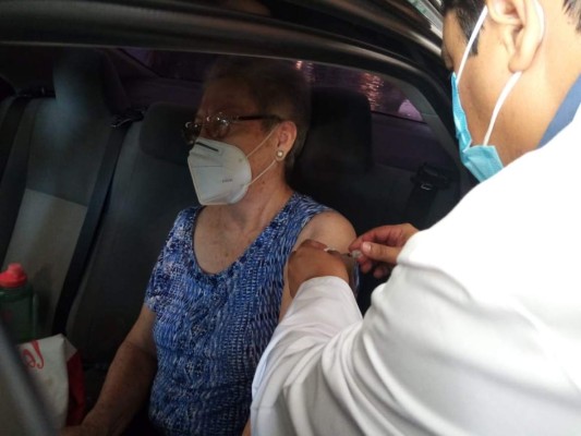 Vacuna puede provocar efectos leves, pero no de riesgo en mayores de 75 años