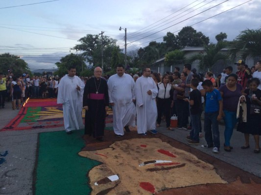 Fieles demostraron fe y devoción en el Santo Entierro