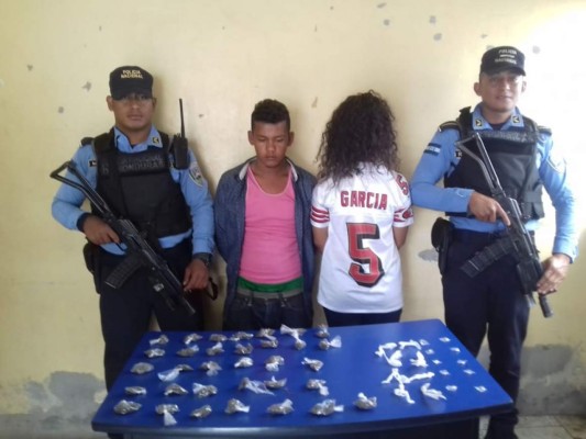 Pareja de jóvenes es detenida por posesión de droga