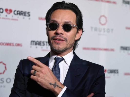Marc Anthony escandaliza posando con una mujer que no es su novia