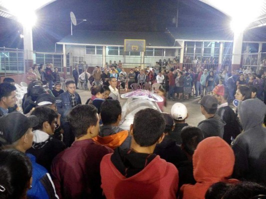 Centenares dan el último adiós a la vicealcaldesa de El Níspero