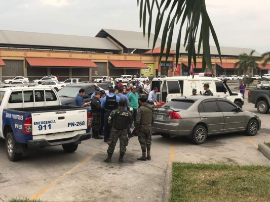 Hallan muerta a pareja en el interior de un vehículo en la Gran Terminal de Buses