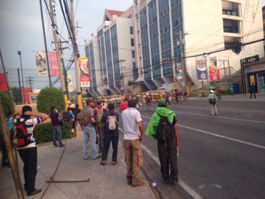 Protesta del Copinh frente a Casa Presidencial se torna violenta