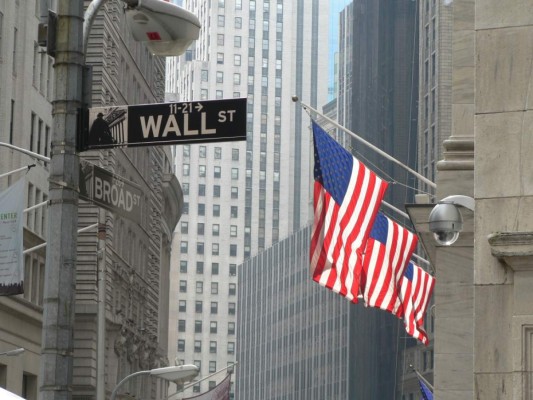 Wall Street cierra con avance de 1.24% en el Dow Jones