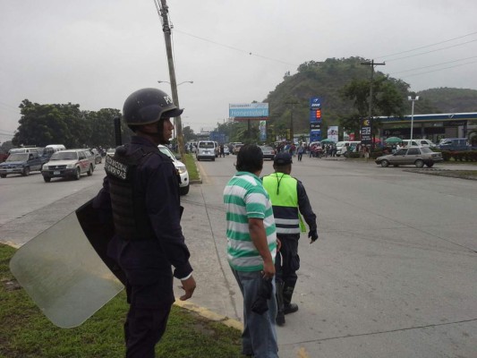 Motoristas obligan a pasajeros a bajarse de taxis en San Pedro Sula
