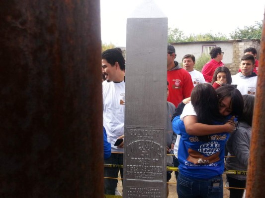 Abren la frontera México-EE.UU. para que familiares se abracen tres minutos