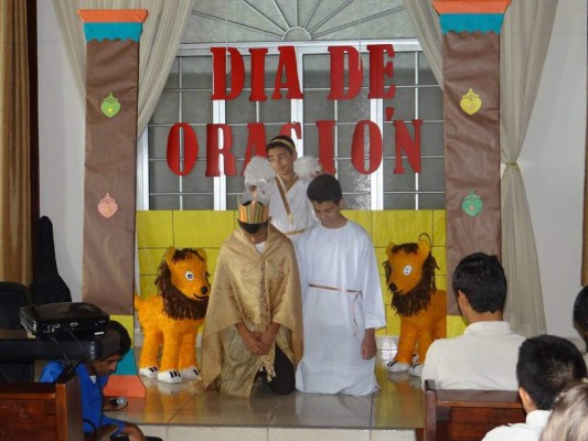 Estudiantes resaltan la importancia de la oración