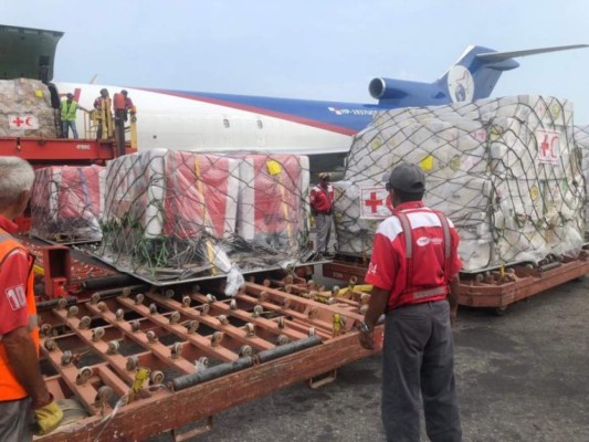 Avión con primer cargamento de ayuda humanitaria llega a Venezuela