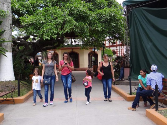 Decenas de turistas visitan casco histórico de Santa Rosa de Copán