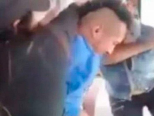 Ladrón asalta un bús y su madre lo baja a chancletazos en México