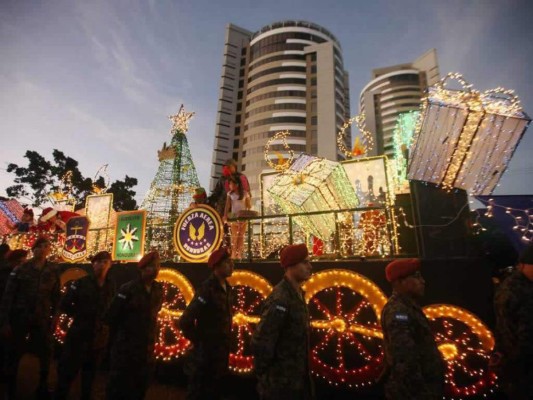 Unas 26 carrozas engalanaron el desfile de la Navidad Catracha en Tegucigalpa
