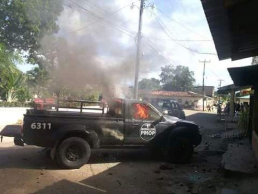 Tras muerte de adolescente, enardecidos pobladores queman patrulla en Olancho