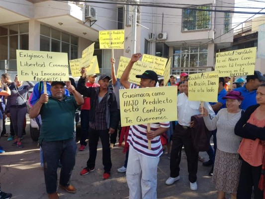 Decenas de personas se presentaron para mostrar su apoyo al exfuncionario policial, en cuya inocencia creen.