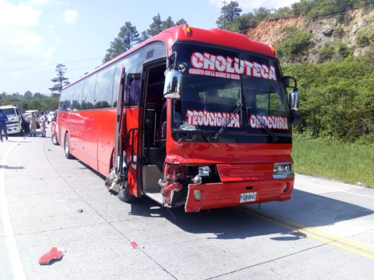 Conductor de moto muere tras estrellarse contra un bus