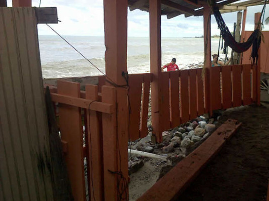 Fuerte oleaje provoca daños a viviendas en La Ceiba