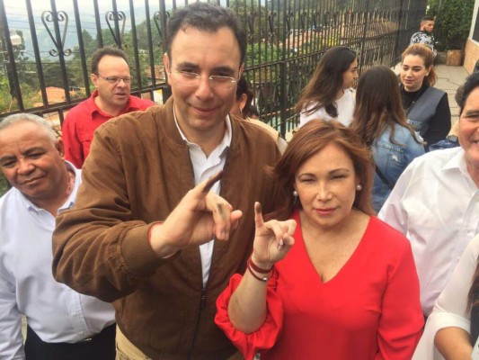 Luis Zelaya vota y dice que ganará las elecciones