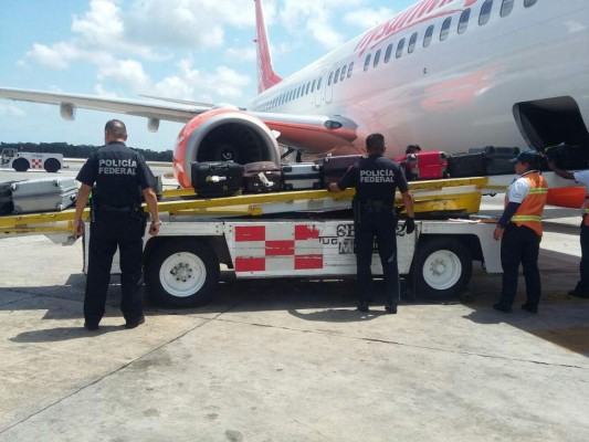 Encuentran 15 kilos de cocaína en baños de un avión