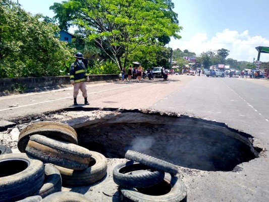 Se hunde un tramo de la carretera CA-5 en Santa Cruz de Yojoa