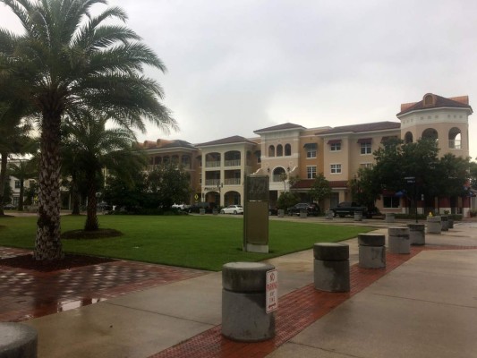 **ACOMPAÑA CRÓNICA** MIA01 - NAPLES (EE.UU.), 14/08/2017.- Vista general de Ave María, un pueblo de Florida (EE.UU.). Además de ser el creador de la cadena de pizzerías Domino's, el magnate Tom Monaghan es el fundador de Ave María, un pueblo de Florida entregado en cuerpo y alma a la fe católica, donde no se venden anticonceptivos ni pornografía. Ave María fue fundado en 2007 en un lugar del condado Collier, a 180 kilómetros al oeste de Miami, en torno a la Universidad del mismo nombre y hoy cuenta con 27.000 habitantes, de los cuales 1.100 estudian en ese centro, según dice a Efe Jeff Fox, director del museo Madre Teresa de Calcuta de la localidad. EFE/Erika Arriaga