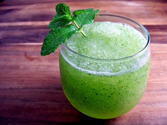 Prepare una refrescante limonada con menta