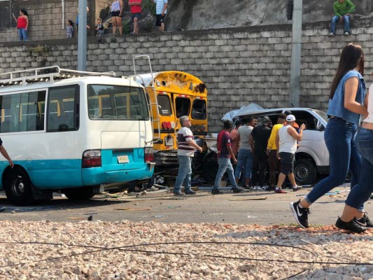 Aparatoso accidente en Tegucigalpa deja un menor muerto y 10 heridos