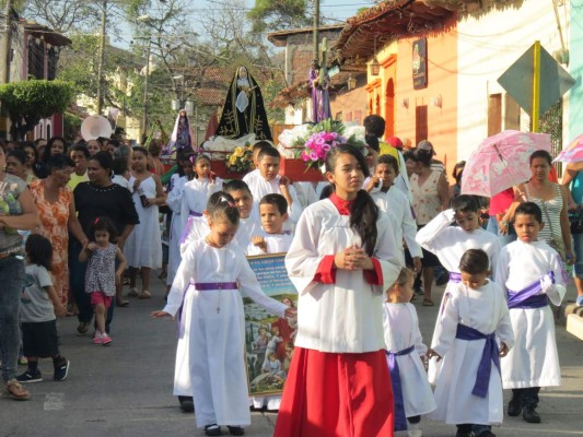 Niños reviven la Pasión de Jesús