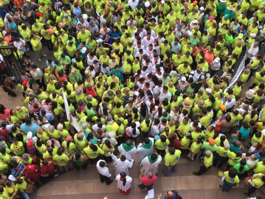 Guadalupanos peregrinan para cruzar la puerta santa