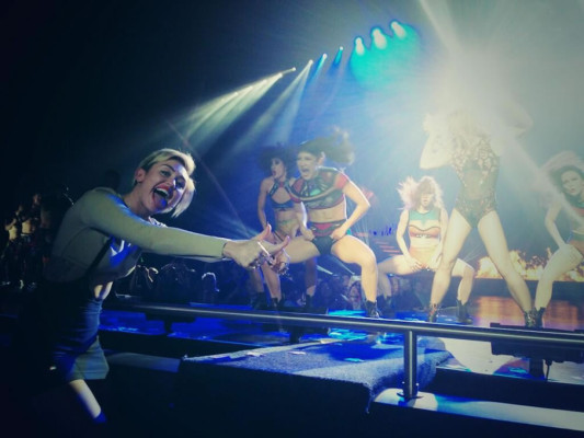 El beso lésbico de Miley Cyrus en show de Britney Spears