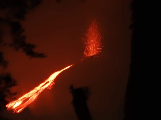 Guatemala vigila actividad de volcán Pacaya por flujo de lava