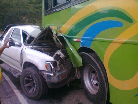 Colisión entre bus y pick up deja un muerto en la Cuesta de la Virgen