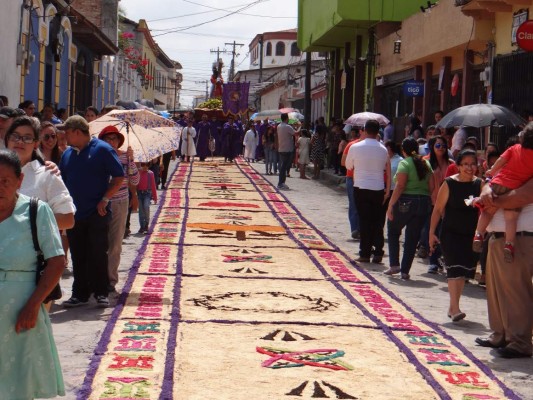 Fieles claman por el respeto a la vida en Viacrucis