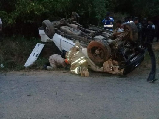 Muere una persona en accidente vehicular en Roatán