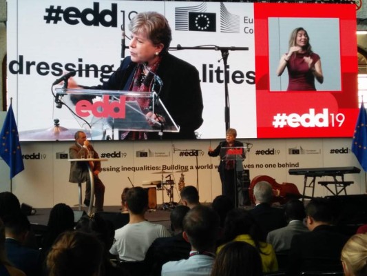 Cepal presenta plan para frenar la migración de Centroamérica Luis Guifarro Pdte. Colegio de Economistasylt;/