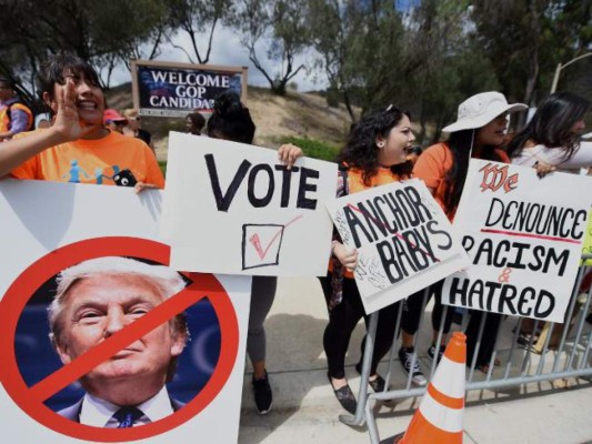 Buscan nacionalizar a un millón DE inmigrantes en EUA