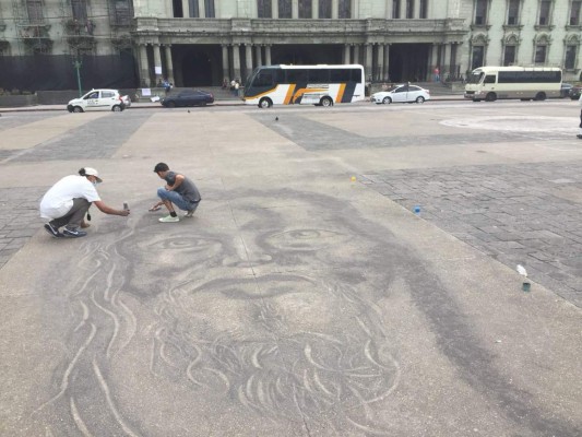 Artistas guatemaltecos realizan homenaje a víctimas con cenizas volcánicas