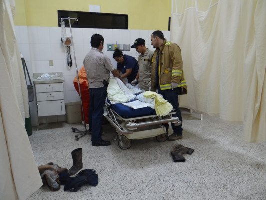 Accidente deja dos muertos y 14 heridos