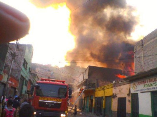 Incendio destruye viejo hotel en Comayagüela