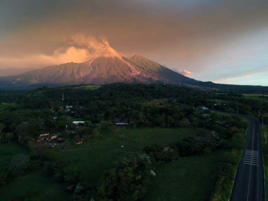 Tres volcanes entran en erupción en Guatemala