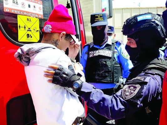 Trasladan reos privados de libertad a otras presidios del pais.