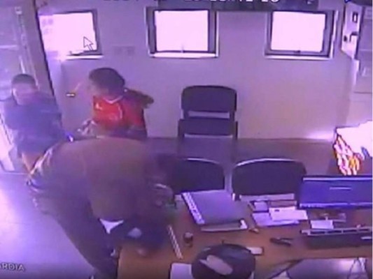 Video: Heroico policía salva a bebé de seis meses de morir