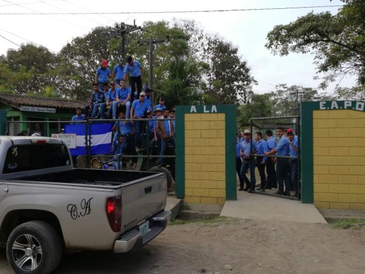 Estudiantes se toman escuela agrícola en Santa Bárbara