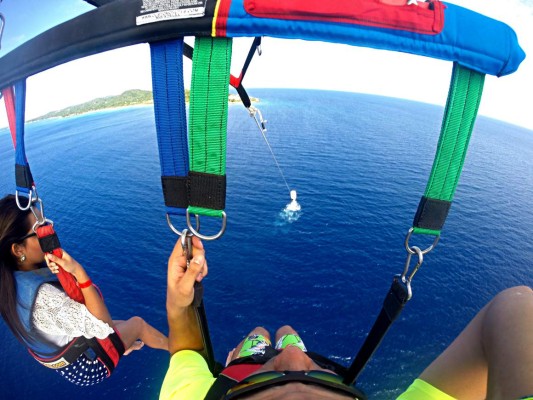 Disfrute Roatán desde el 'parasailing” y el 'canopy”