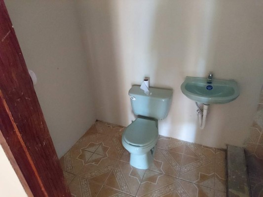 Mujer obtiene el divorcio porque su domicilio no tiene retrete