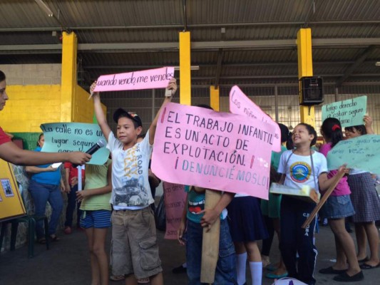 Niños y docentes de la escuela República de Cuba piden un alto al trabajo infantil
