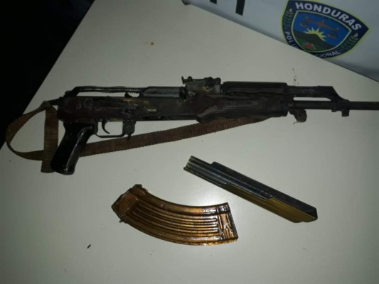 Prisión preventiva para policía y colombiano por posesión de AK-47
